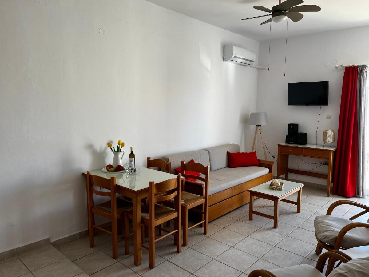 Michael Apartments Agia Marina Extérieur photo