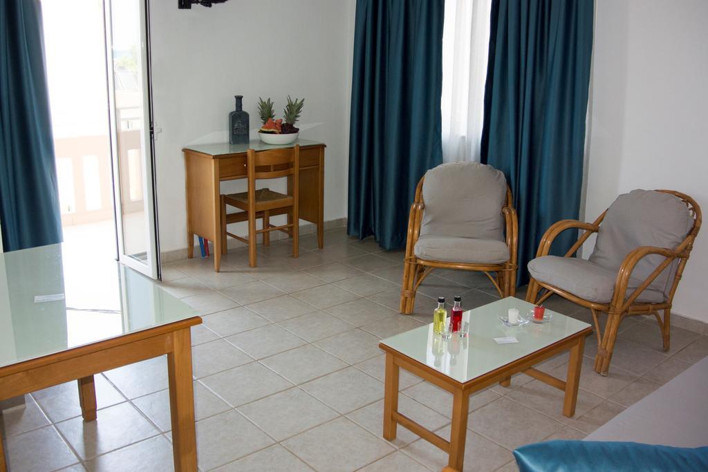 Michael Apartments Agia Marina Extérieur photo